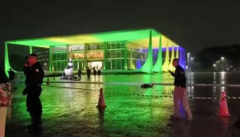 Alerta en Brasil: dos explosiones y un muerto en la sede de los Tres Poderes en Brasilia