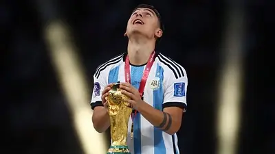 Paulo Dybala con la Copa del Mundo. Paulo Dybala con la Copa del Mundo.