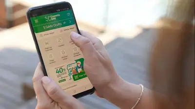 Mujer con Cuenta DNI en su celular. Mujer con Cuenta DNI en su celular.
