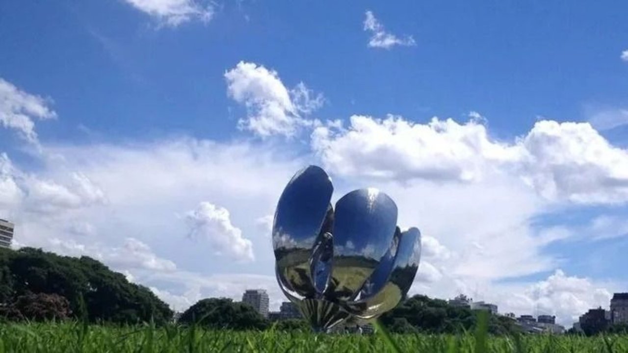 cielo algo nublado.