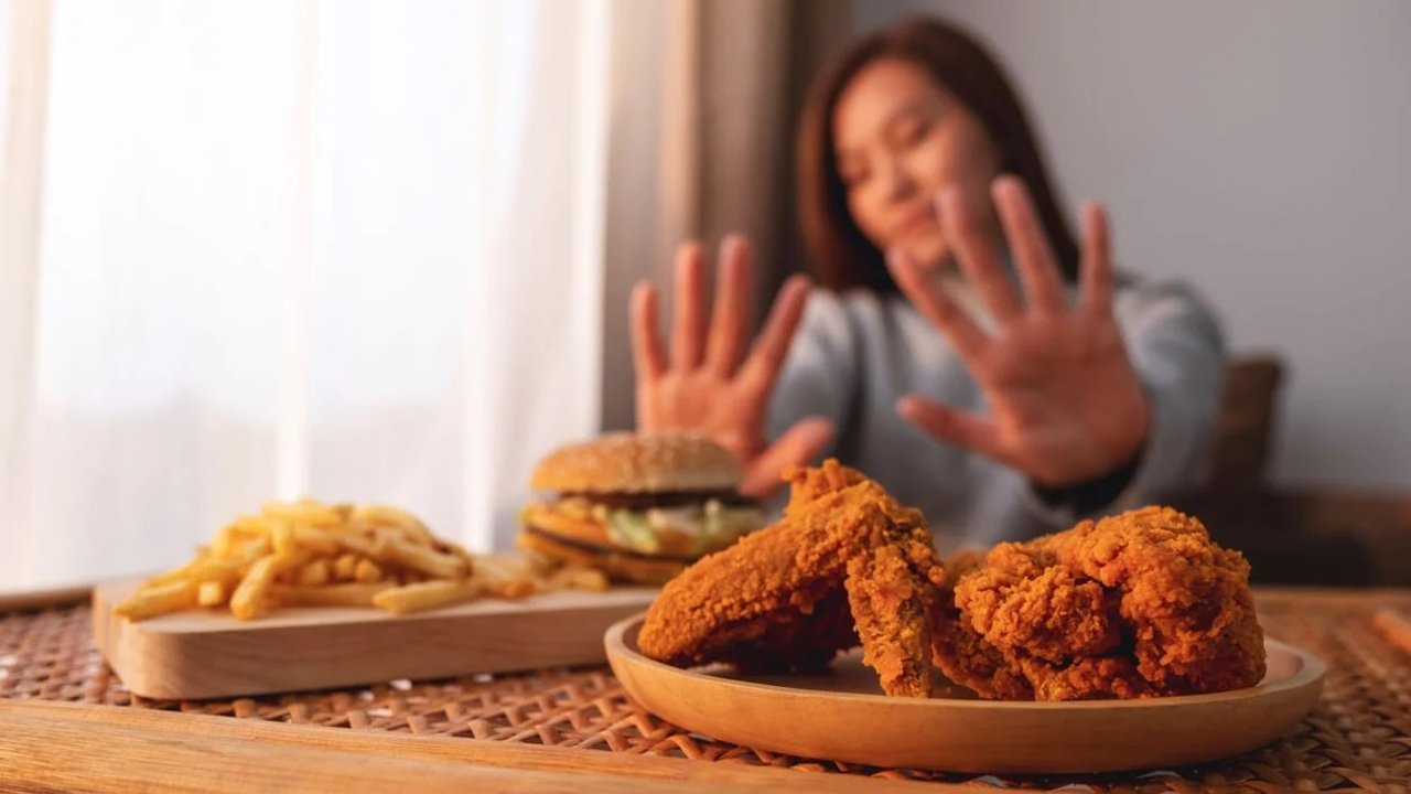 Persona rechazando comida frita.