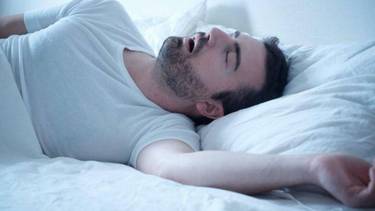 Chau insomnio: el snack rico en magnesio que hay que comer para dormir mejor, según una nutricionista
