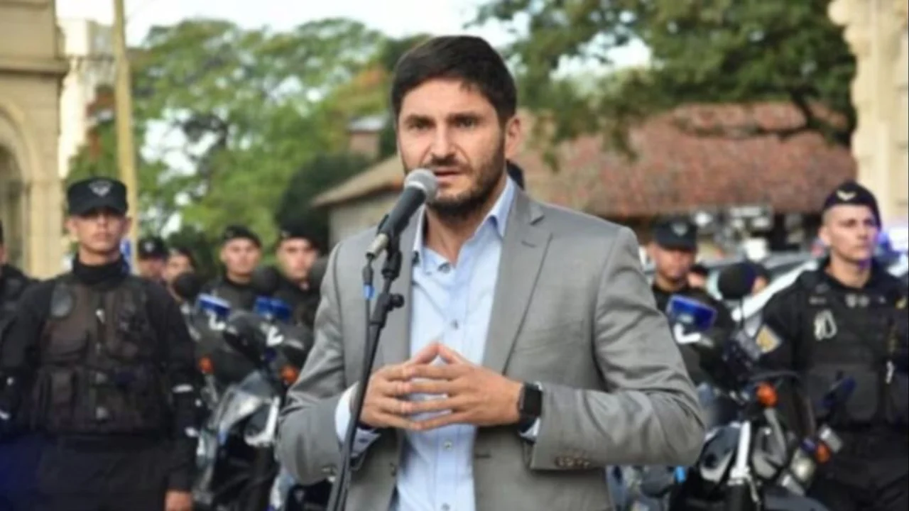 Mientras ajusta a los docentes, Pullaro invierte $170 mil millones en chalecos y armas