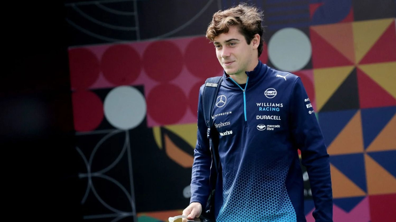 Franco Colapinto caminando por el paddock de la F1.