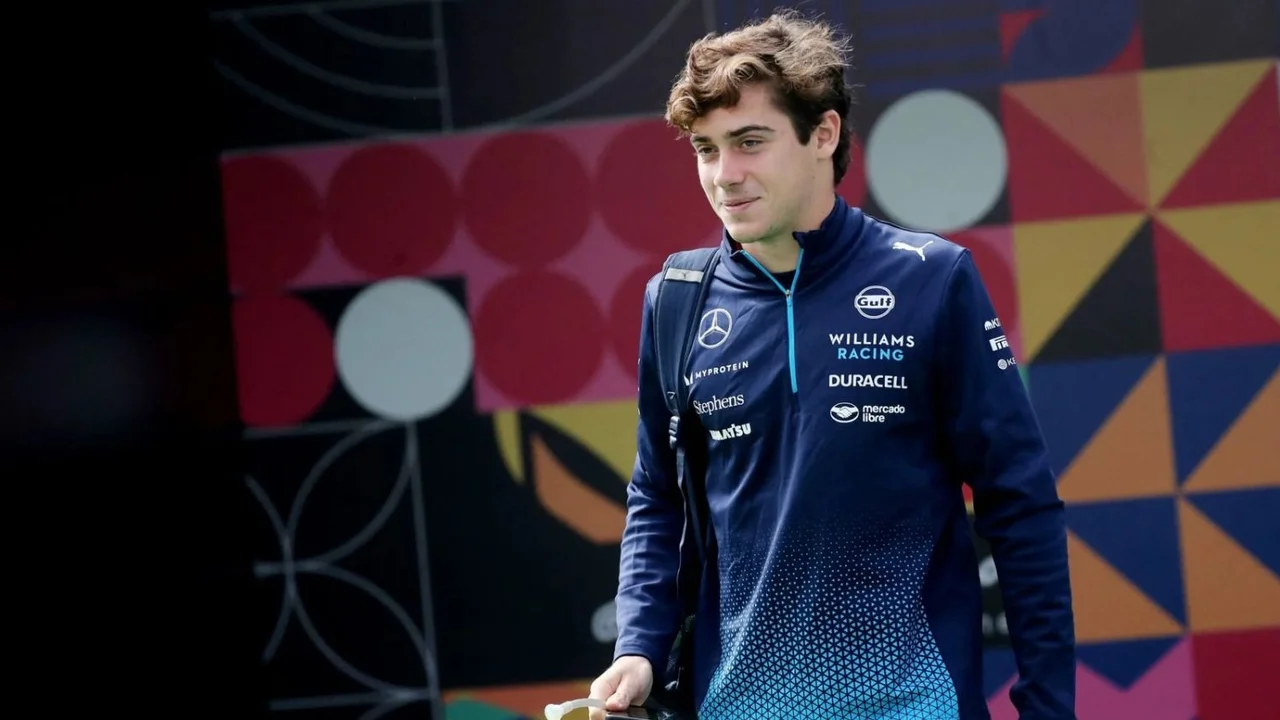 Franco Colapinto caminando por el paddock de la F1.
