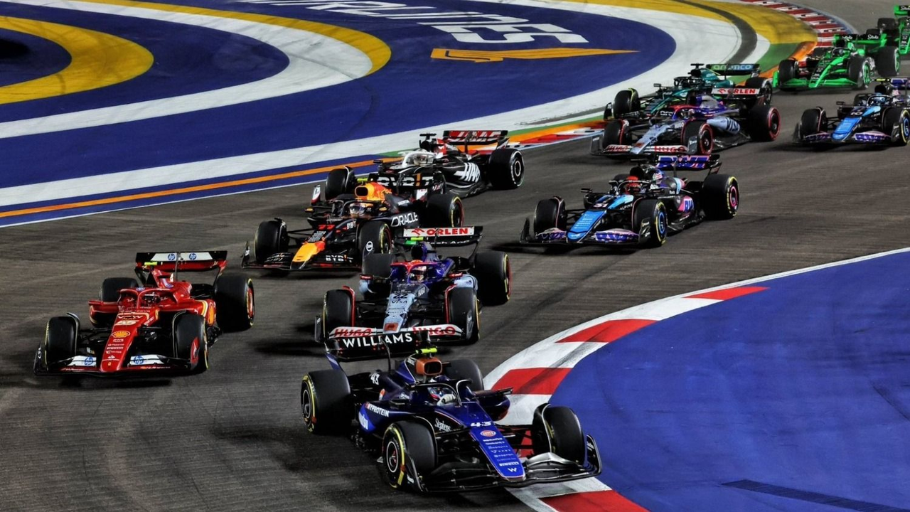 Coches de F1 corriendo en la temporada 2024.