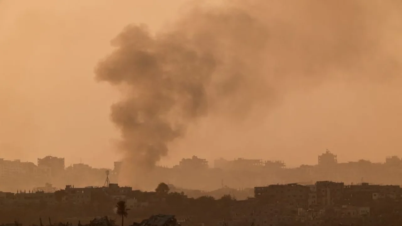 Ataques israelíes matan a 18 palestinos en Gaza, algunos contra tiendas de campaña, según médicos