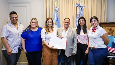 Imagen de Ricardo Quintela firmando licencias laborales para mujeres y diversidades Imagen de Ricardo Quintela firmando licencias laborales para mujeres y diversidades