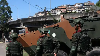 Disparan a soldados brasileños en una favela de Río en vísperas de la cumbre del G20 Disparan a soldados brasileños en una favela de Río en vísperas de la cumbre del G20