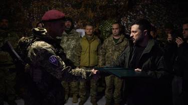 Zelenski visita asediada ciudad de Pokrovsk, en el frente bélico