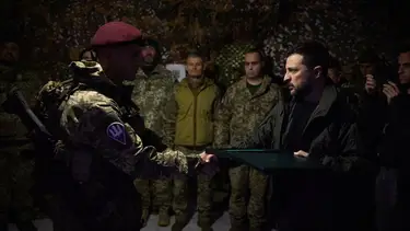 Zelenski visita asediada ciudad de Pokrovsk, en el frente bélico