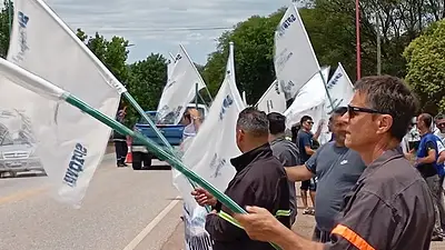 Córdoba: trabajadores de Petroquímica Río Tercero se movilizaron y rechazaron la visita de Bullrich a Embalse Córdoba: trabajadores de Petroquímica Río Tercero se movilizaron y rechazaron la visita de Bullrich a Embalse