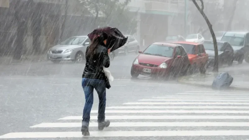 Mujer con un paraguas en una tormenta