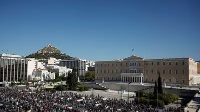La huelga general en Grecia saca a la calle a miles de personas y paraliza el transporte La huelga general en Grecia saca a la calle a miles de personas y paraliza el transporte