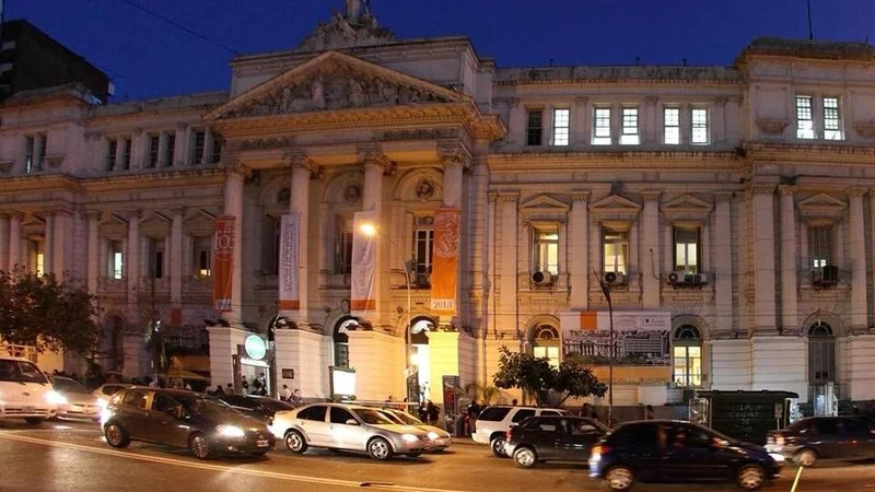 Facultad de Ciencias Económicas de noche