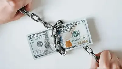 Volvió el cepo: los que compren dólar oficial no podrán operar en el financiero este año Volvió el cepo: los que compren dólar oficial no podrán operar en el financiero este año