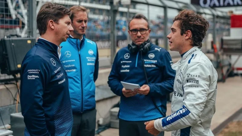 James Vowles y Franco Colapinto en el paddock.