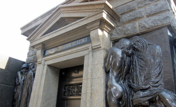 “La tumba con escape”, otro mito del Cementerio de la Recoleta | Cementerio de la recoleta