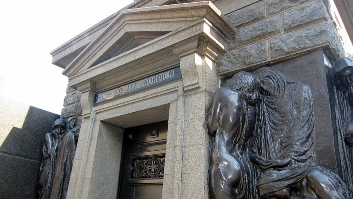 La tumba con escape”, el escalofriante mito del Cementerio de la Recoleta | El Destape