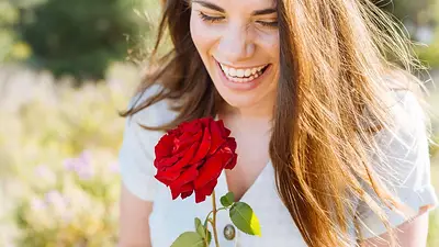 Mujer con una rosa. Mujer con una rosa.