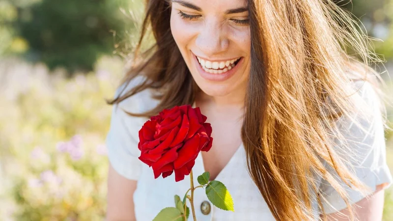 Mujer con una rosa.