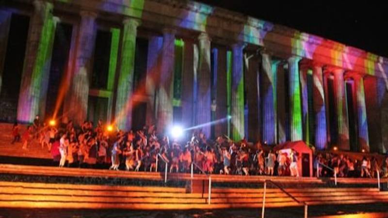 UBA iluminada de noche.