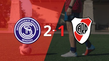 Independiente Riv. (M) asegura la victoria al vencer 2-1 a River Plate con un gol agónico