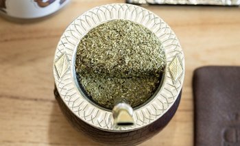 ¿Por qué se hace una pared con la yerba del mate y qué le aporta al sabor? | Virales