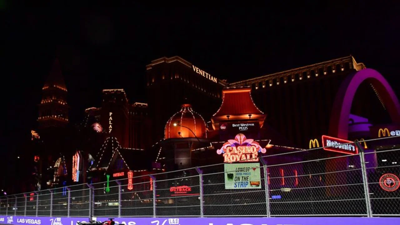 Russell obtiene la pole en Las Vegas y Verstappen clasifica por delante de Norris
