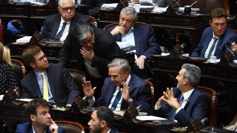 Con los gobernadores sin certezas, la oposición apunta a voltear el DNU de canje de deuda