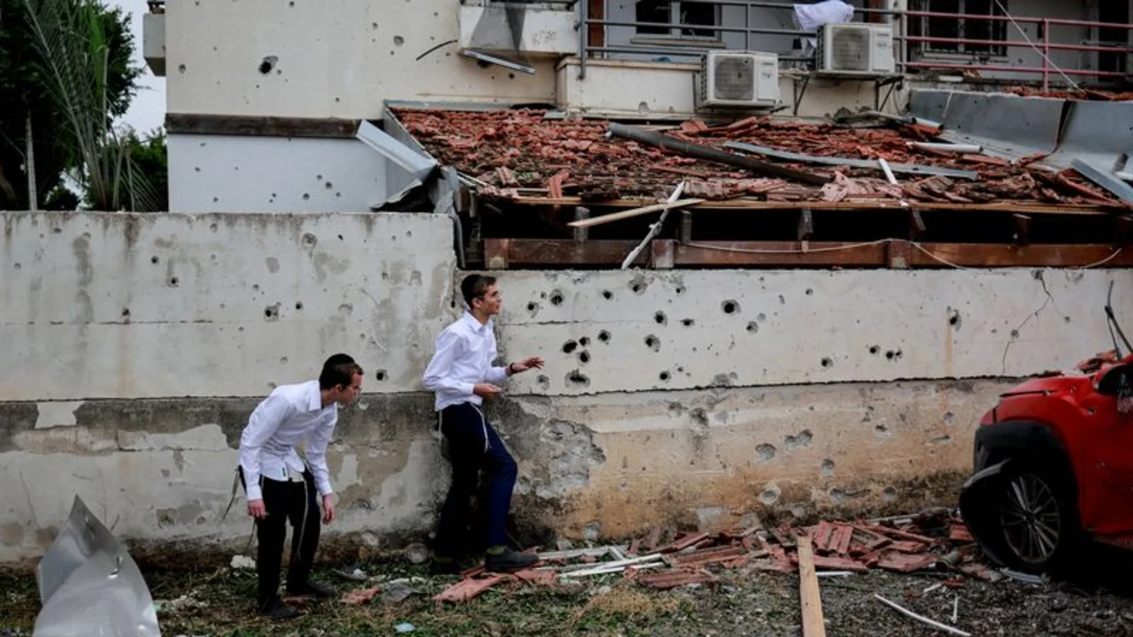Un cohete de Hezbolá impacta cerca de Tel Aviv tras un ataque aéreo en Beirut