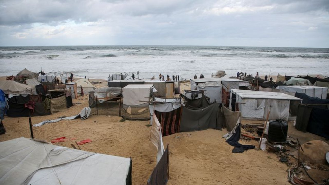 Las lluvias inundan las tiendas de los desplazados de Gaza mientras Israel intensifica sus ataques