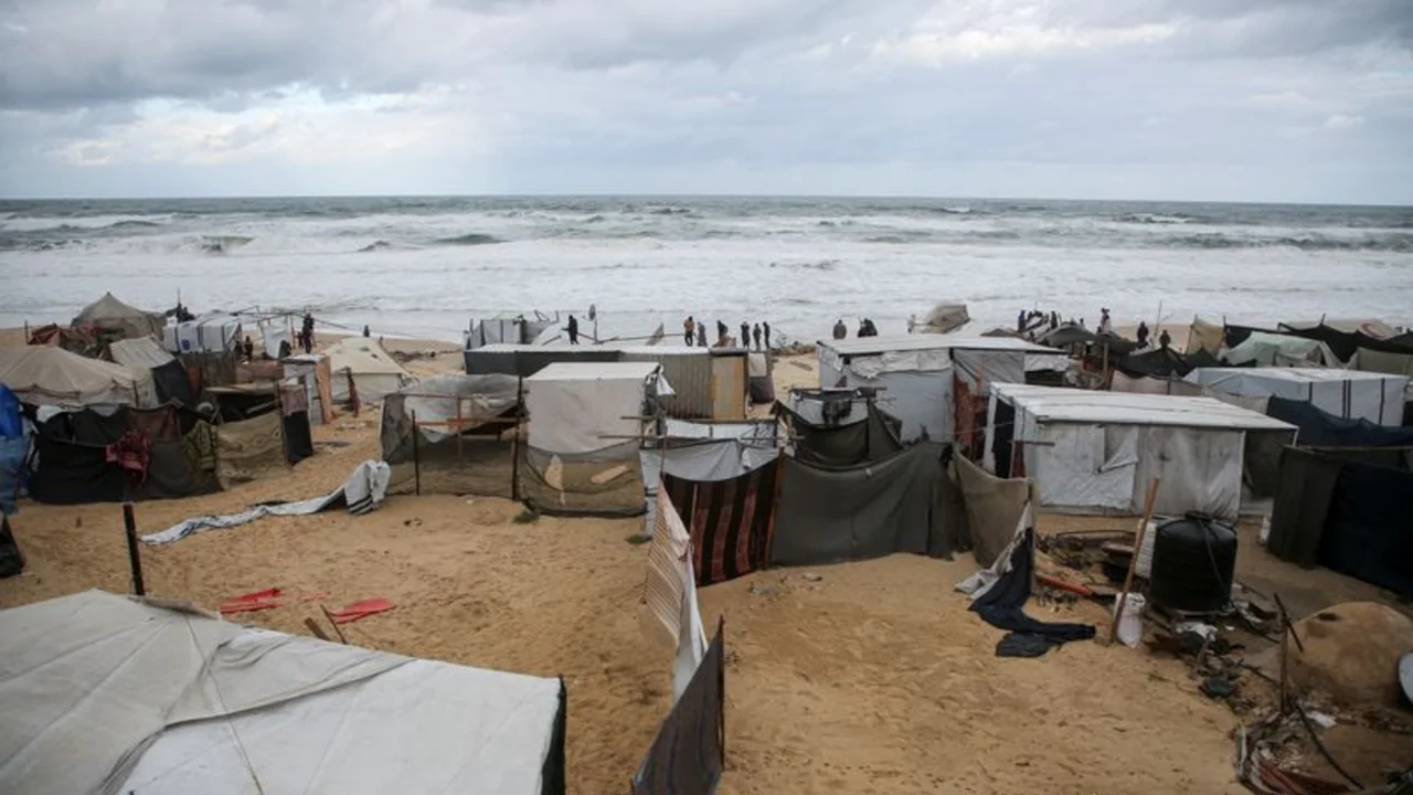 Las lluvias inundan las tiendas de los desplazados de Gaza mientras Israel intensifica sus ataques