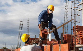 La UOCRA cerró un aumento en dos tramos y una suma fija: de cuánto es | Paritarias 2025