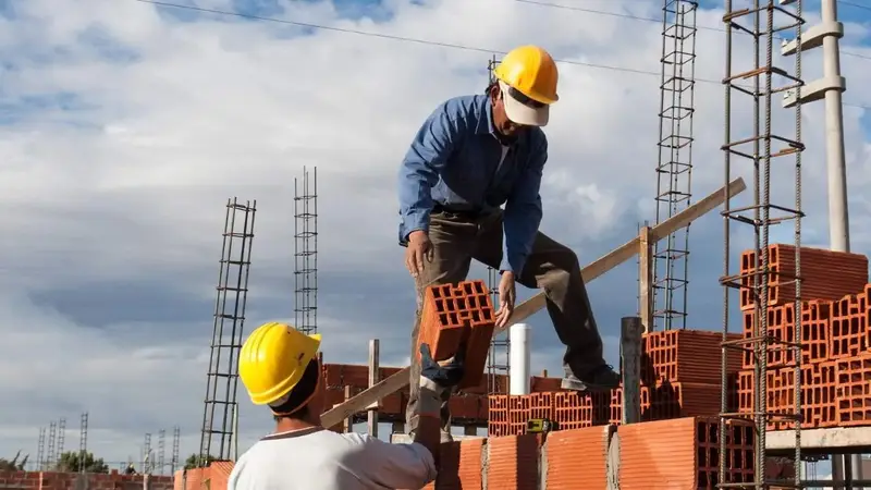 La UOCRA cerró un aumento en dos tramos y una suma fija: de cuánto es