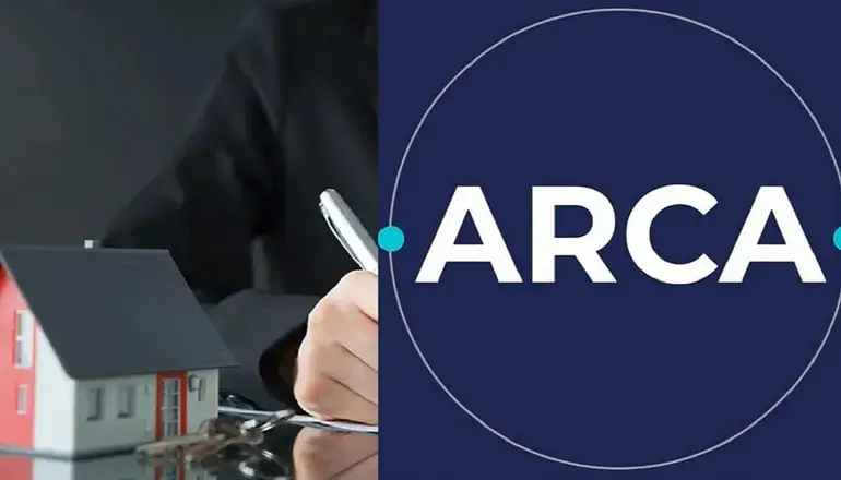 Maqueta de una casa y logo de ARCA