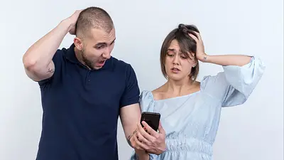 Personas agarrandose la cabeza. Personas agarrandose la cabeza.