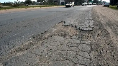 Sin obra pública y pese a apoyar a Milei, el gobierno de Pullaro se queja del estado de las rutas: "Que alguien se haga cargo" Sin obra pública y pese a apoyar a Milei, el gobierno de Pullaro se queja del estado de las rutas: "Que alguien se haga cargo"