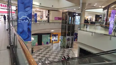 Pánico en el Shopping: se derrumbó parte del techo del Plaza Oeste de Morón Pánico en el Shopping: se derrumbó parte del techo del Plaza Oeste de Morón