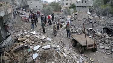 Ataque israelí mata al menos a 13 personas en escuela que albergaba a desplazados en Gaza: médicos