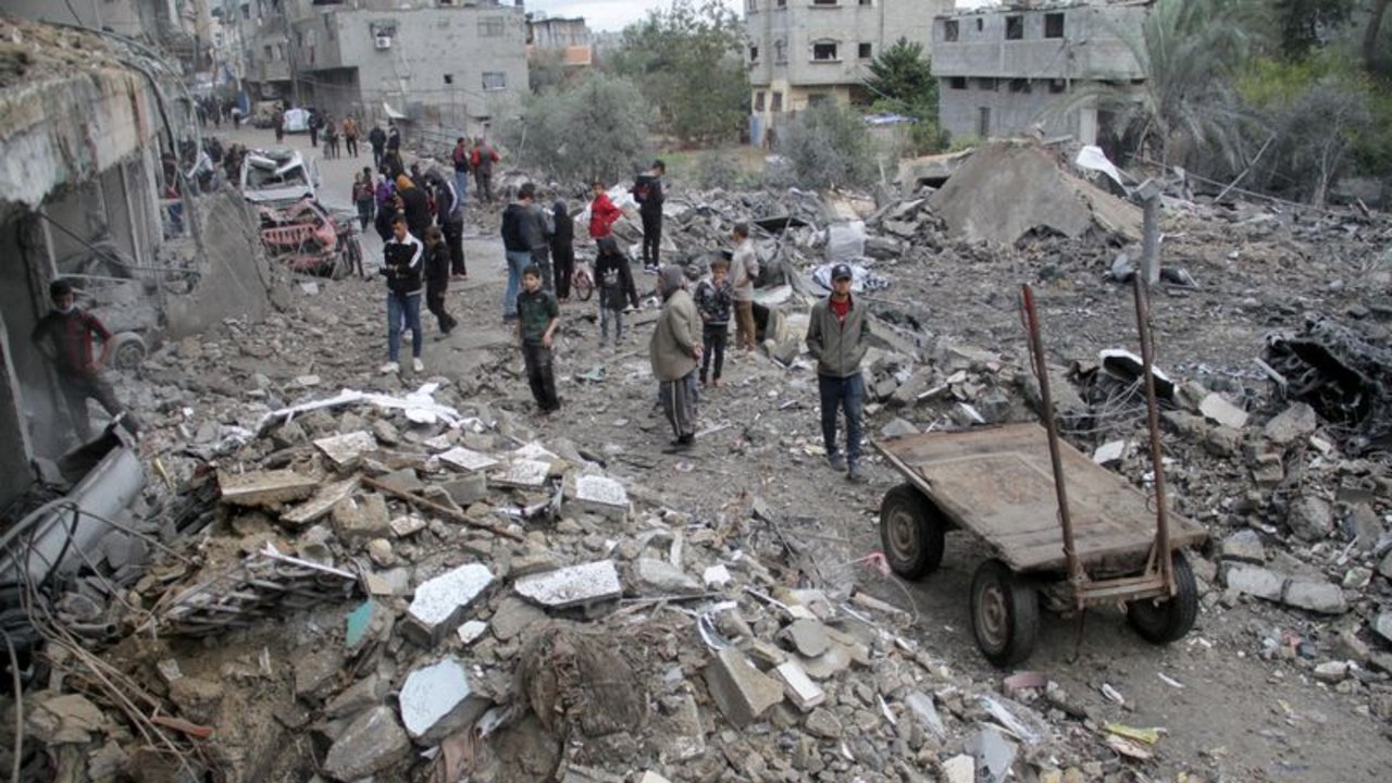 Ataque israelí mata al menos a 13 personas en escuela que albergaba a desplazados en Gaza: médicos