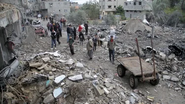 Ataque israelí mata al menos a 13 personas en escuela que albergaba a desplazados en Gaza: médicos