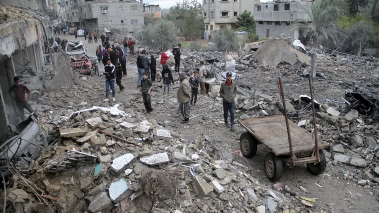Ataque israelí mata al menos a 13 personas en escuela que albergaba a desplazados en Gaza: médicos