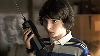 NiÃ±o usando Walkie Talkie.