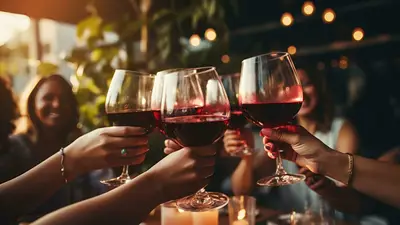 Personas tomando vino. Personas tomando vino.