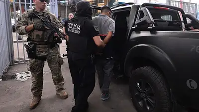 Detuvieron al único prófugo por el crimen narco de un colectivero en Rosario: vendía droga en la Villa 31 Detuvieron al único prófugo por el crimen narco de un colectivero en Rosario: vendía droga en la Villa 31