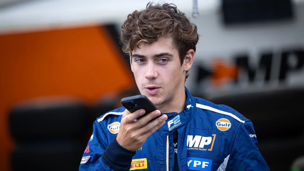 Franco Colapinto con un celular en la mano