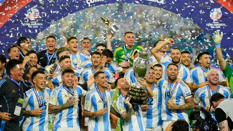 Argentina levantando la Copa América 2024.
