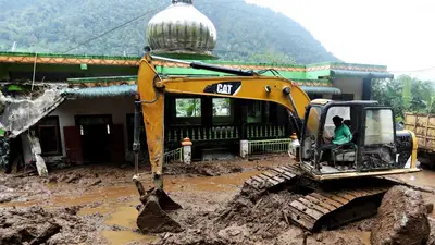 Los corrimientos de tierra en la isla indonesia de Sumatra dejan 27 muertos y varios desaparecidos Los corrimientos de tierra en la isla indonesia de Sumatra dejan 27 muertos y varios desaparecidos