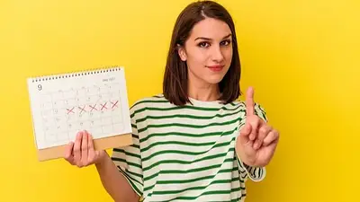 Mujer sosteniendo un calendario Mujer sosteniendo un calendario